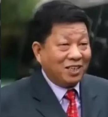 1983年，曹德旺去旅游买了一根拐杖，坐车时被司机呵斥：“小心点，碰坏车玻璃你可