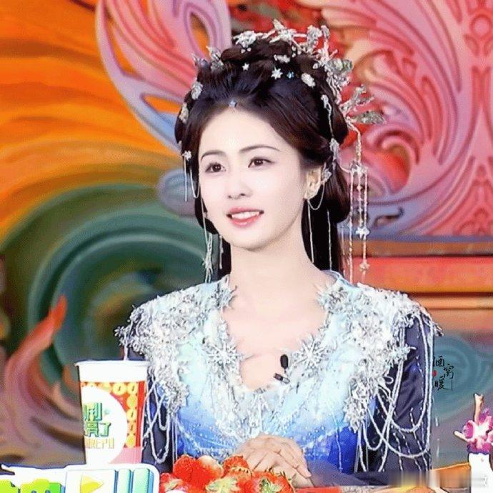 白鹿《白月梵星》直播妆发造型好美，看起来这么复杂繁琐不知道重不重？ ​​​