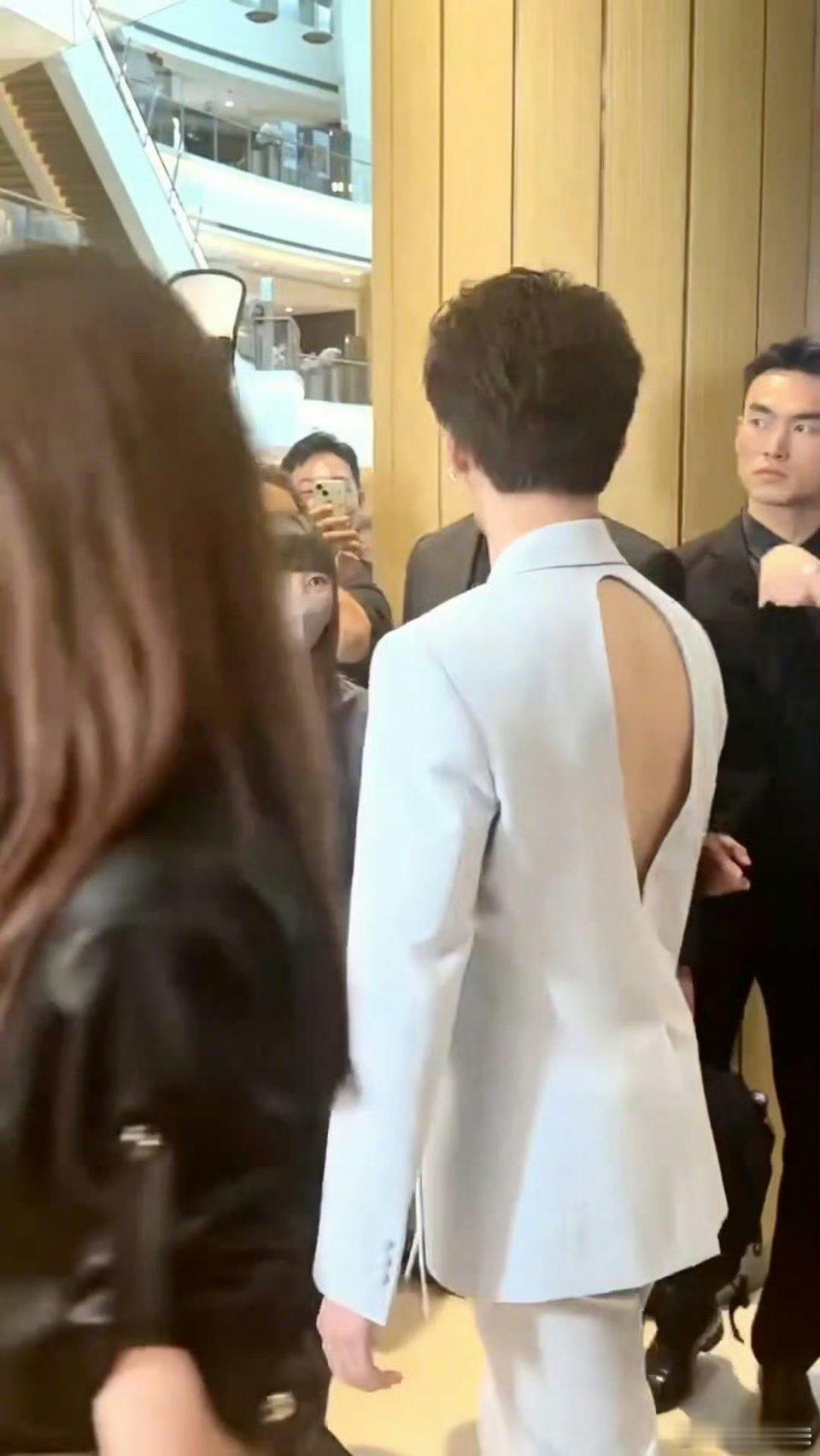 这谁啊，給男人穿这样的衣服[怒] ​​​