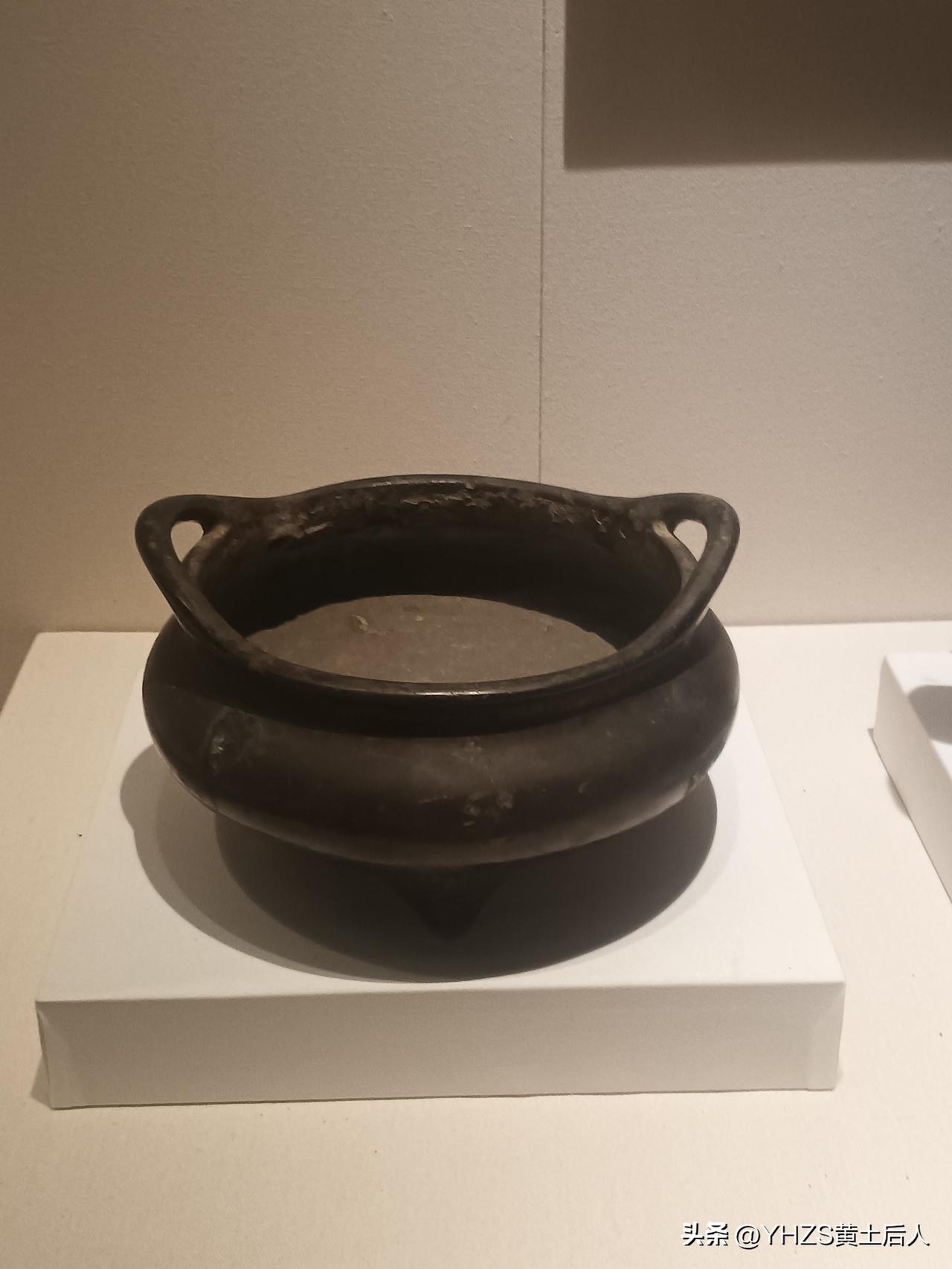 一件好的宣德炉，材质是风魔铜，内加贵金属合成，经过六至十二次冶炼，铜质更细，暗之