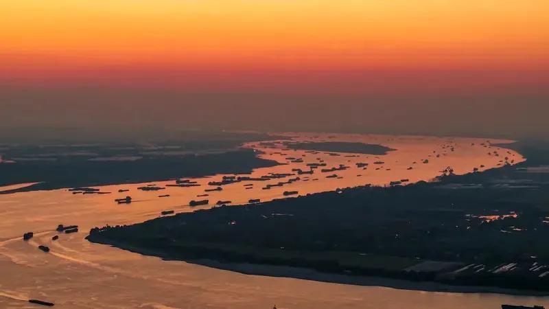 疫情改变了很多人的生活方式，人在家中，数据流动，大家看似能正常生活，实则还没摆脱