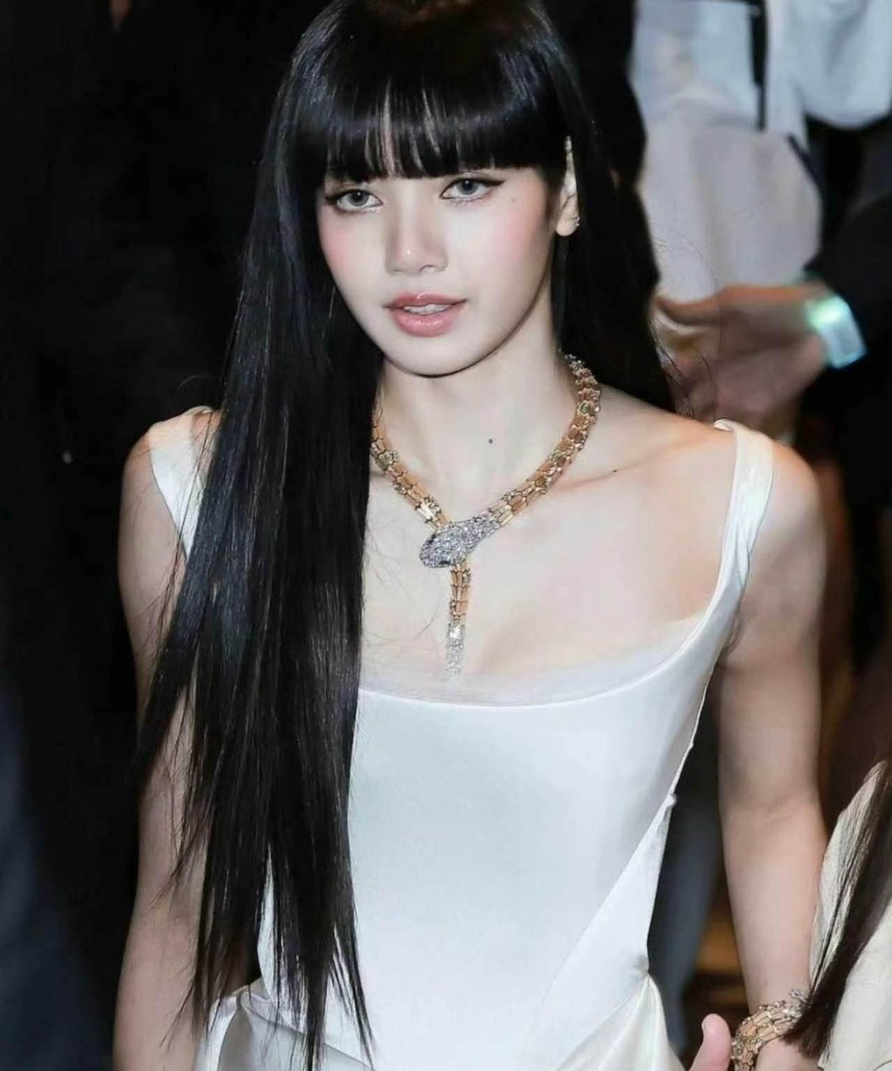 连在镜头前随便哼句歌的自由都没有，这顶流谁爱当谁当？最近Lisa那个纪录片大家看