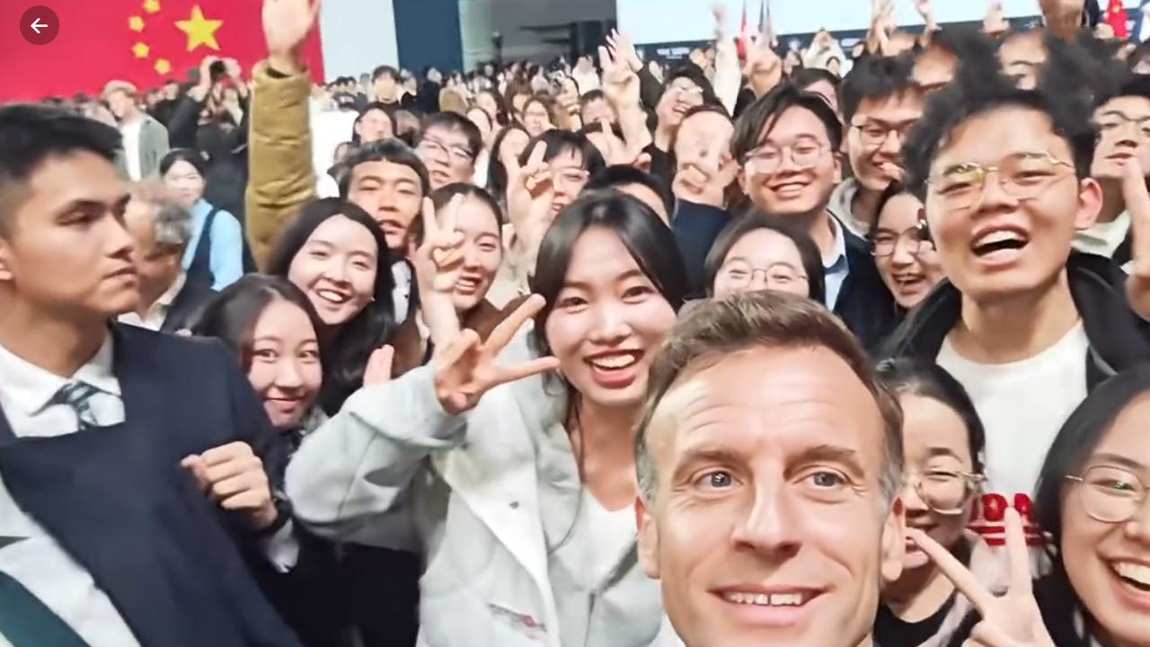 马克龙和川大学生自拍，一眼望去全是人从众，还有就是这些大学生都戴着眼镜，即使有几