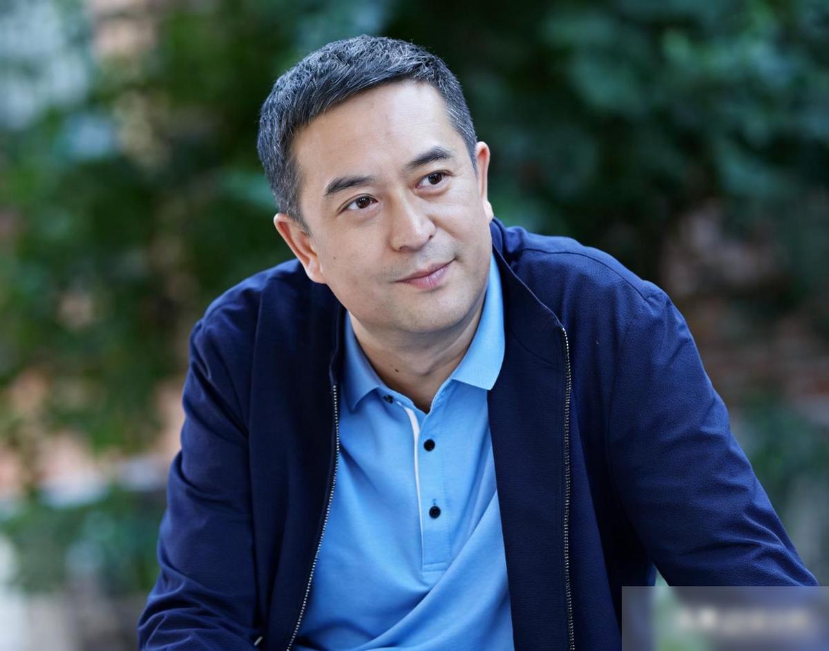 张嘉益对主持人说:“《装台》实际上播得很火，但《装台》是赔钱的。”这话听着就有点