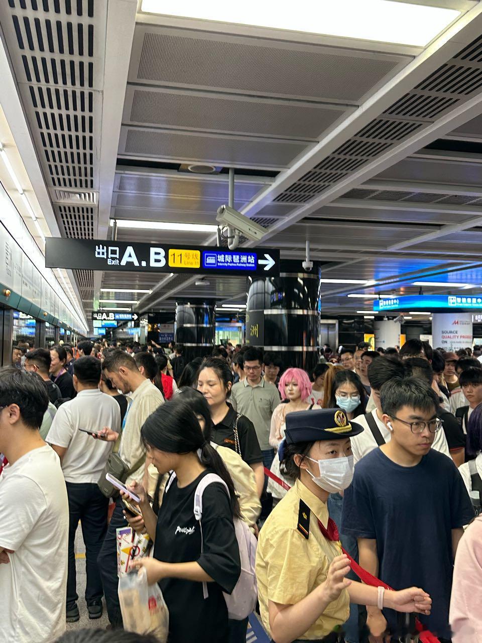 广州地铁  网友：2026.5.3，周日，五一劳动节第三天，广州暴雨，萤火虫动漫