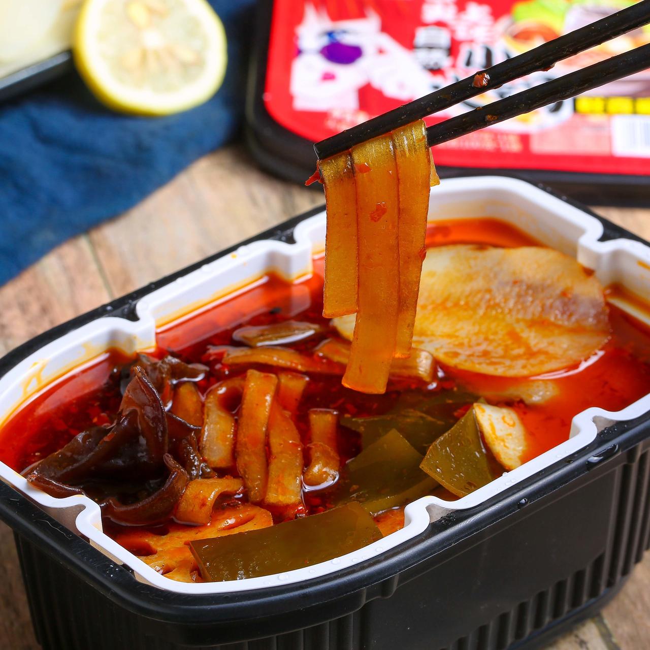 有个疑问：自热火锅的塑料盒，加热后是否会解析出“微塑料”？！

今天中午，第一次