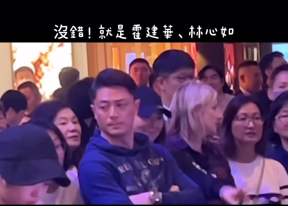 霍建华林心如观看女儿演出  霍建华林心如观看7岁女儿演出 霍建华老干部表情，好严