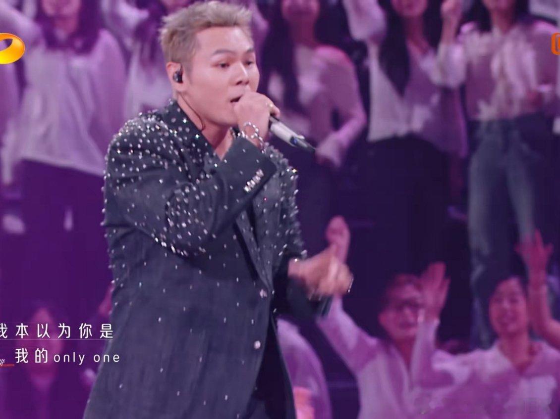 盛宇现场版隆里电丝好chill 《隆里电丝》一响起，直接就是全场大合唱，“我本以