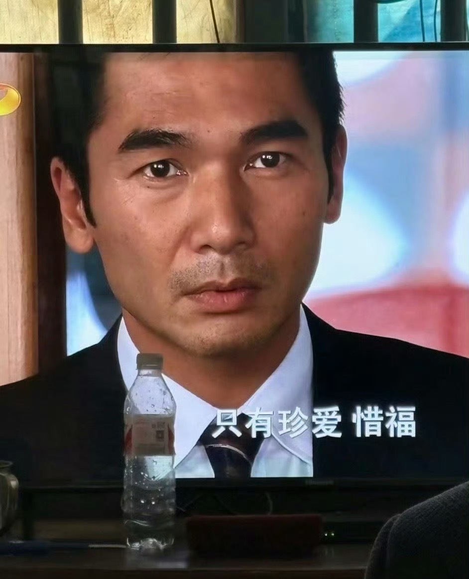 以前的电视剧，肤色、肌肤纹理清晰可见现在的电视剧，统统白种人 ​​​