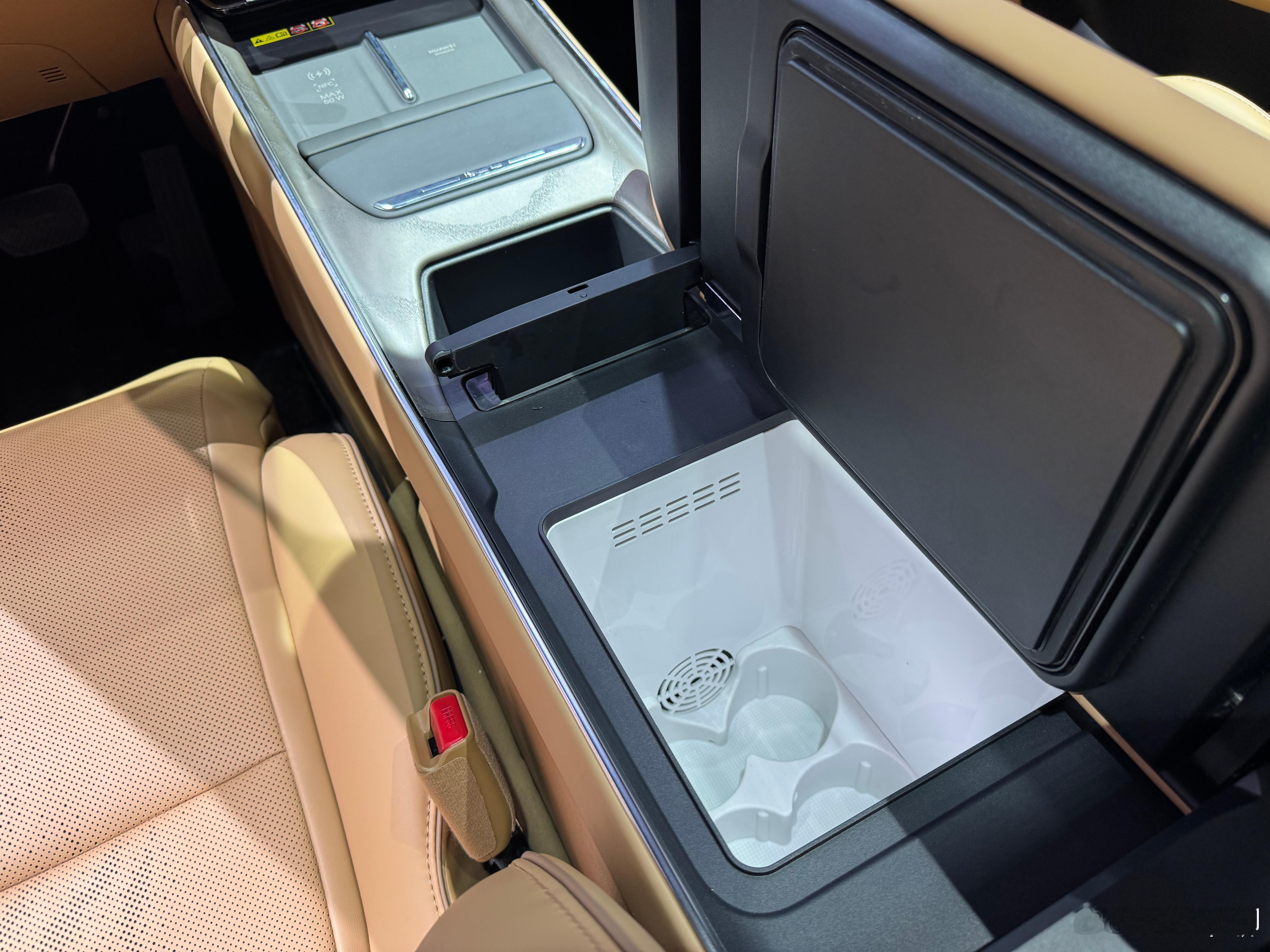 22日，广州车展铂智7展台真的火到没朋友！今天依旧是被人潮包围的一天，里三层外三