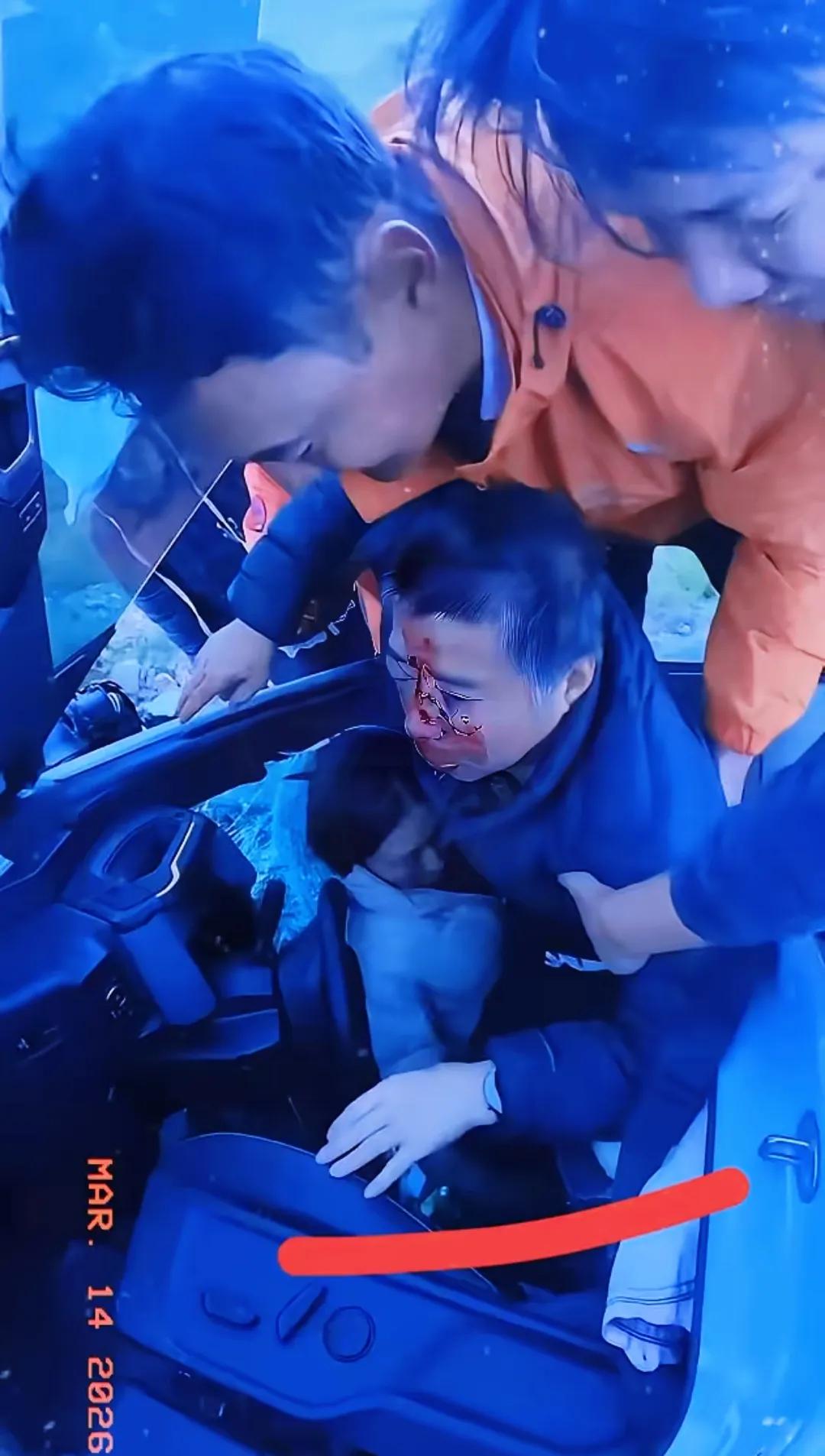 去西藏自驾这风算是刮得越来越狠了。

但在海拔4500米的孜珠寺，现实却挺吓人。