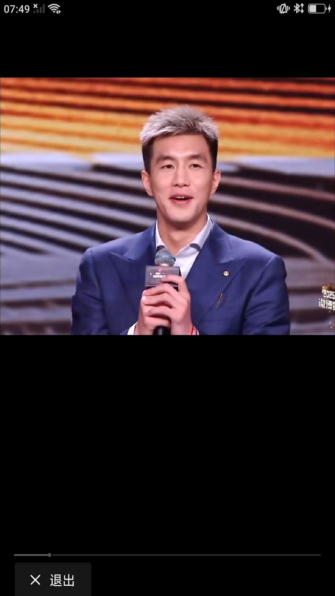 说真的，每次看郭艾伦穿西装，总有一种……奇妙的违和感。
一个在球场上跟裁判吹胡子