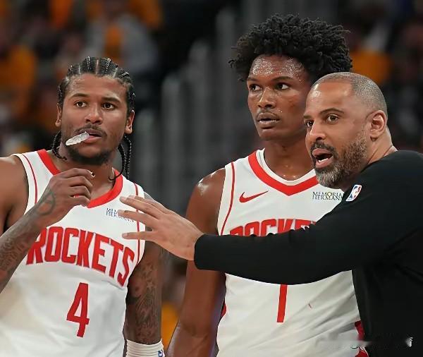 把阿门汤普森换成杰伦格林，火箭队所有问题都会迎刃而解！
火箭队现在面临着两个问题