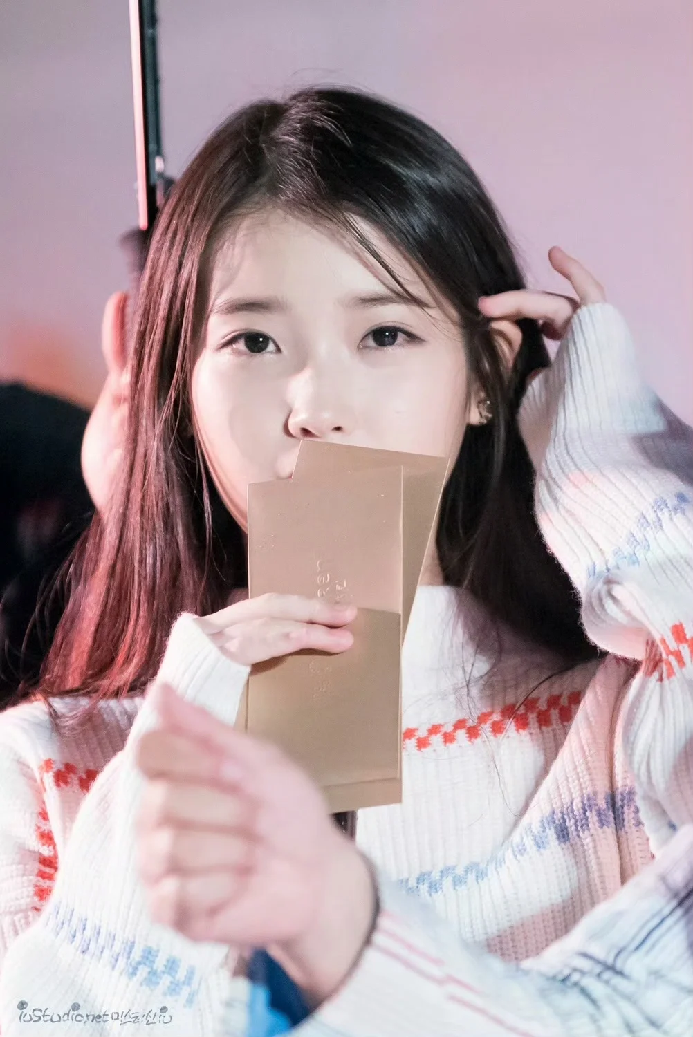 IU“看镜头”