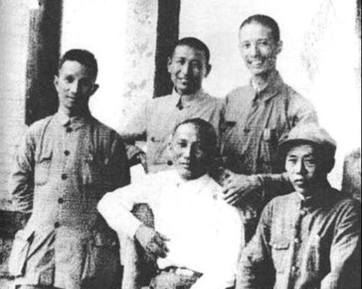 1972年，军事科学院副政委钟期光上将因病瘫痪，他的2个儿子参军无门。2个孩子没