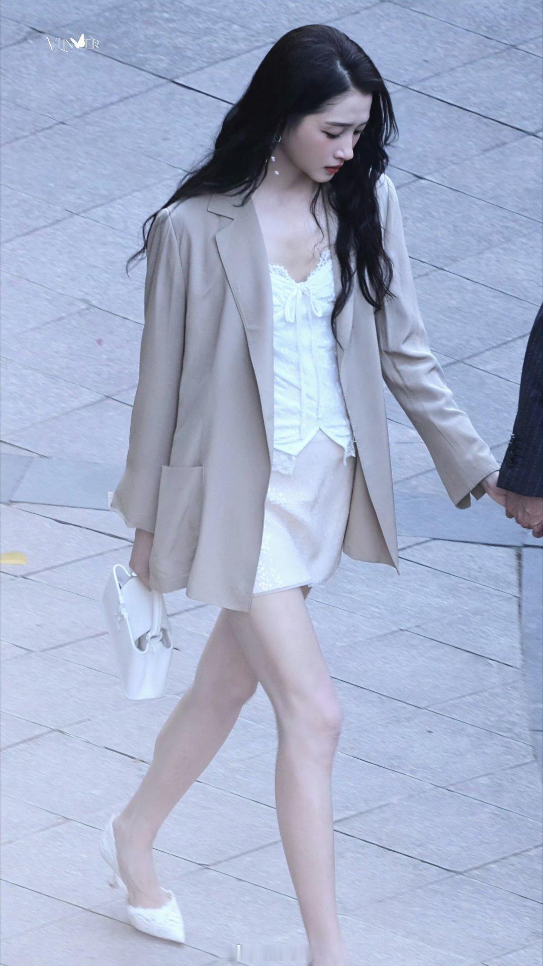 关晓彤背链剧透都那么美了，剧肯定会好看极了期待《红掌》！！ 