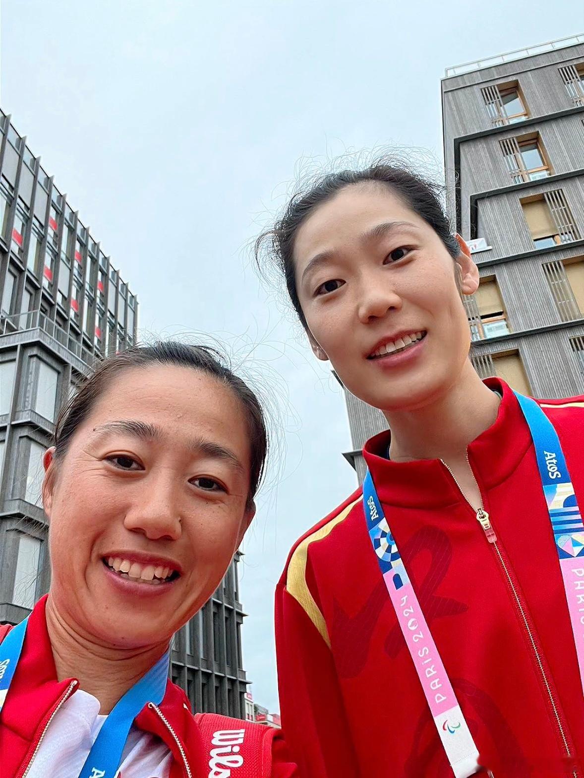 🎾🏐😆我爱的网球圈和排球圈又联动了:和的同框合影昨天是羽排党狂欢:黄雅琼和