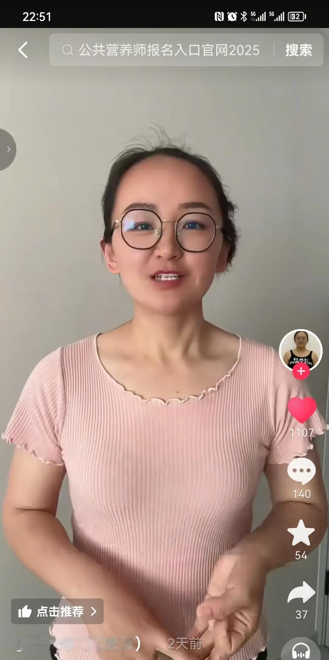 赵小豪把王小珂喊回家，当面塞给她一叠现金，说是杭杭学费和油费。
她接过钱，顺手夸