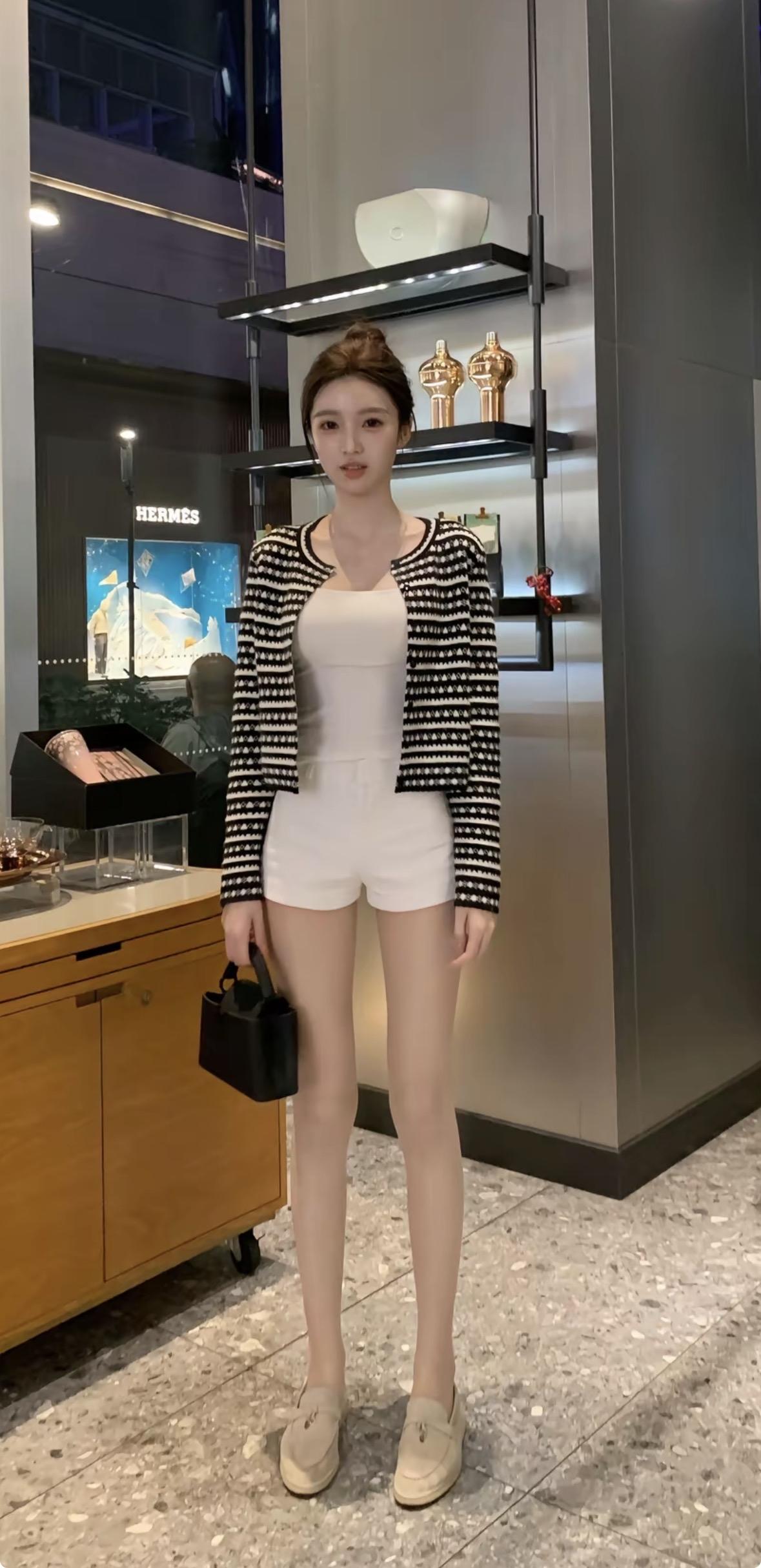 时尚穿搭指南：黑白条纹外套+白色短裤，简约又时髦！