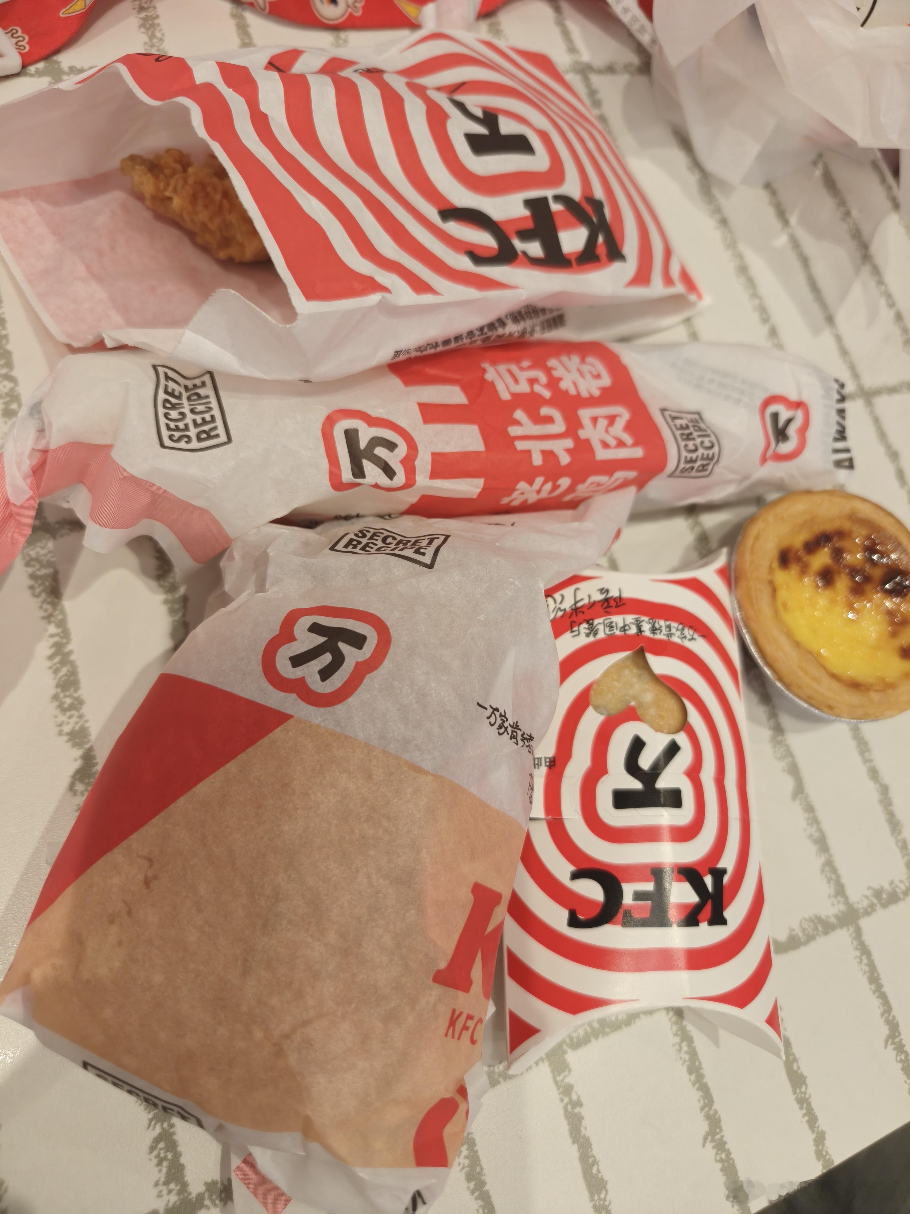 肯德基的周边真的是很棒了，镜子立牌灯光一照有“努力成为自己的光”字样，黑胶能投影