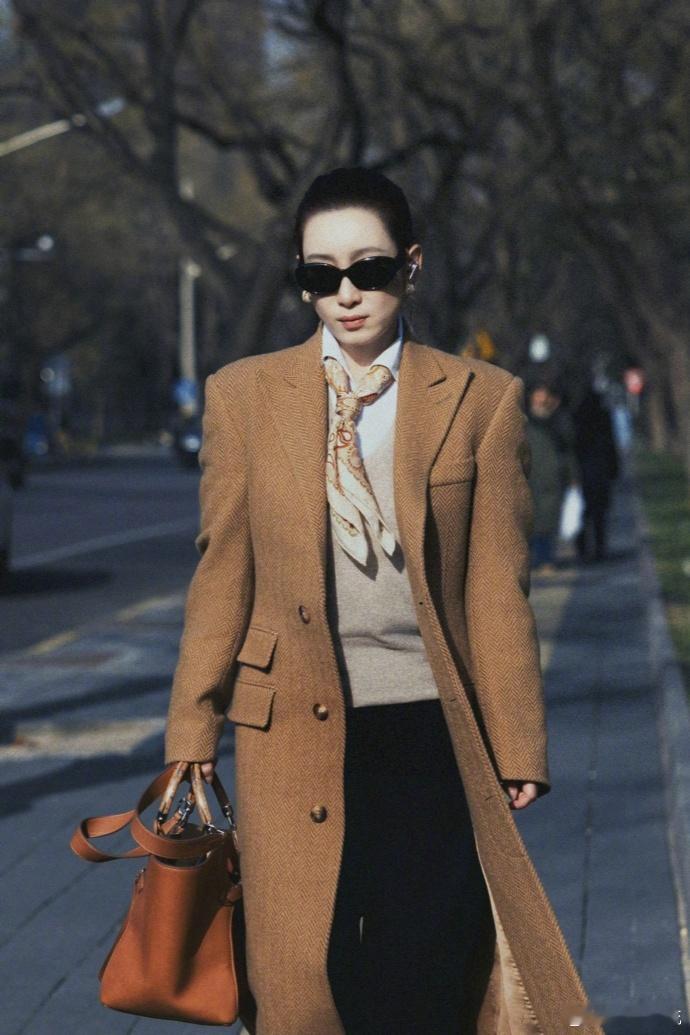 秦海璐衣品真的疯狂爱上秦海璐的穿搭审美！央视联排的大衣轮番出圈，驼色人字纹、黑色