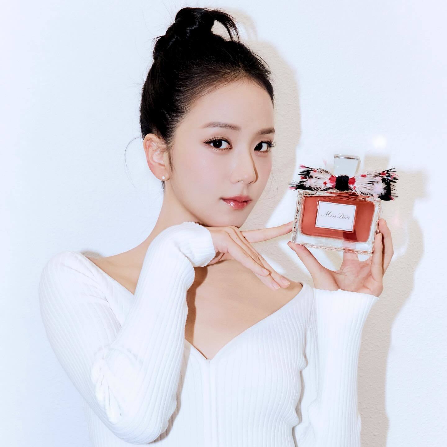 金智秀 x Dior Beauty美丽的Jisoo上线，手中这款是Dior全新推