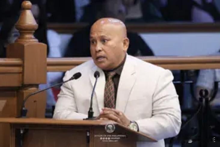 高中教师巴里·泰亚姆周二向菲律宾最高法院提交了重新审议动议，此前他要求阻止参议员