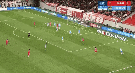 上海海港队进球:加布里埃尔打进。上半场结束，河南队暂时2-1海港。