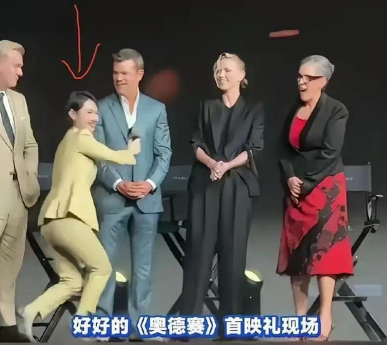 撅着个大腚，把卑躬屈膝表现的淋漓尽致。华夏儿女几代人挺直的脊梁，被它硬生生跪了回