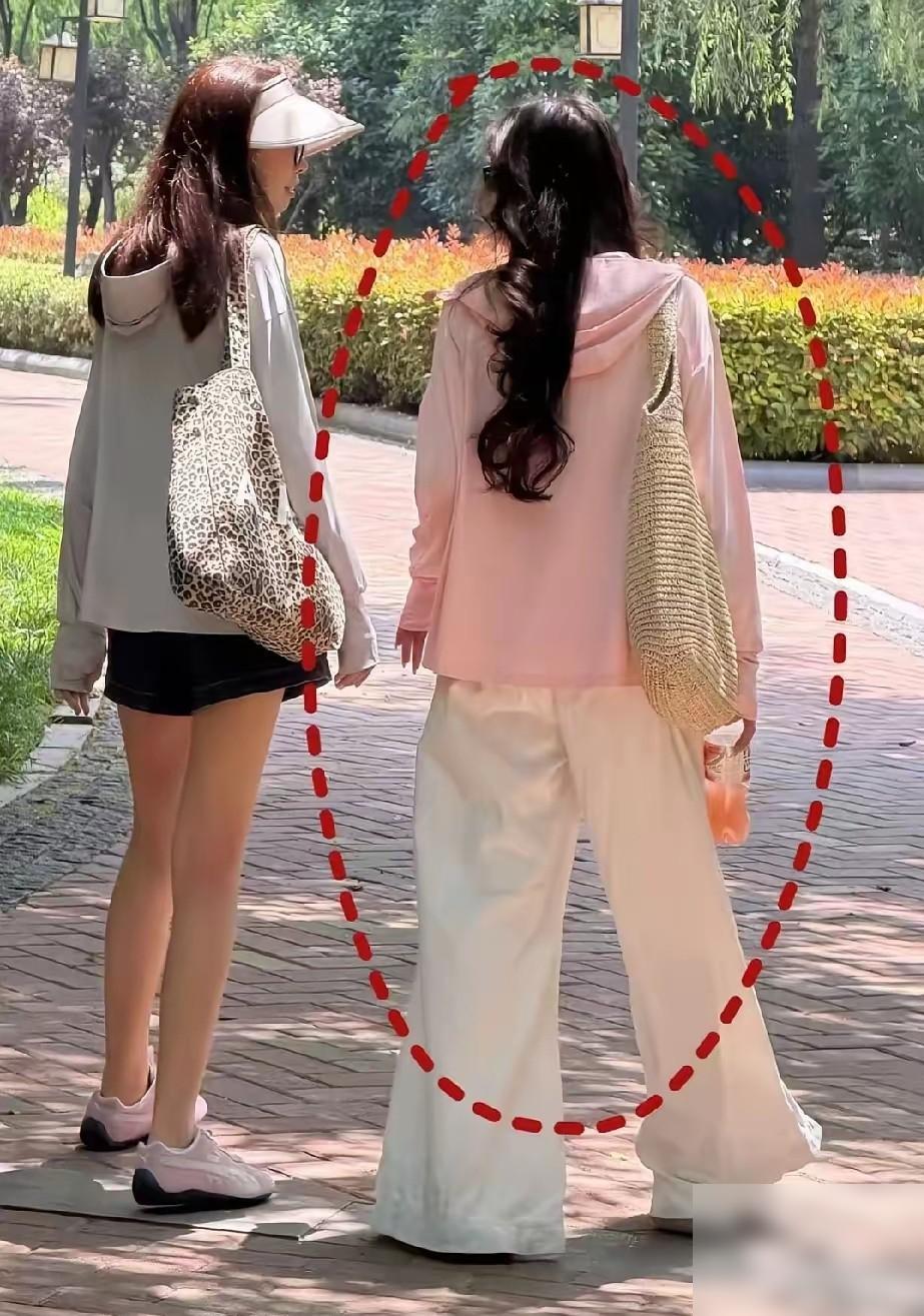 大家还是少穿点防晒衣吧逛公园看到两个小姐姐穿的防晒衣，还真不是矫情。夏天买防晒衣