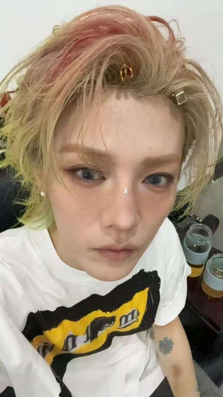 鹿晗夏天自拍鹿晗开始发自拍鹿晗开始发自拍，夏天自拍，[憧憬][憧憬][憧憬] ​