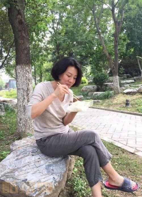 非常接地气的一个演员，纯素颜的她随便找了一个地方吃着剧组的盒饭，但就这气质看着就