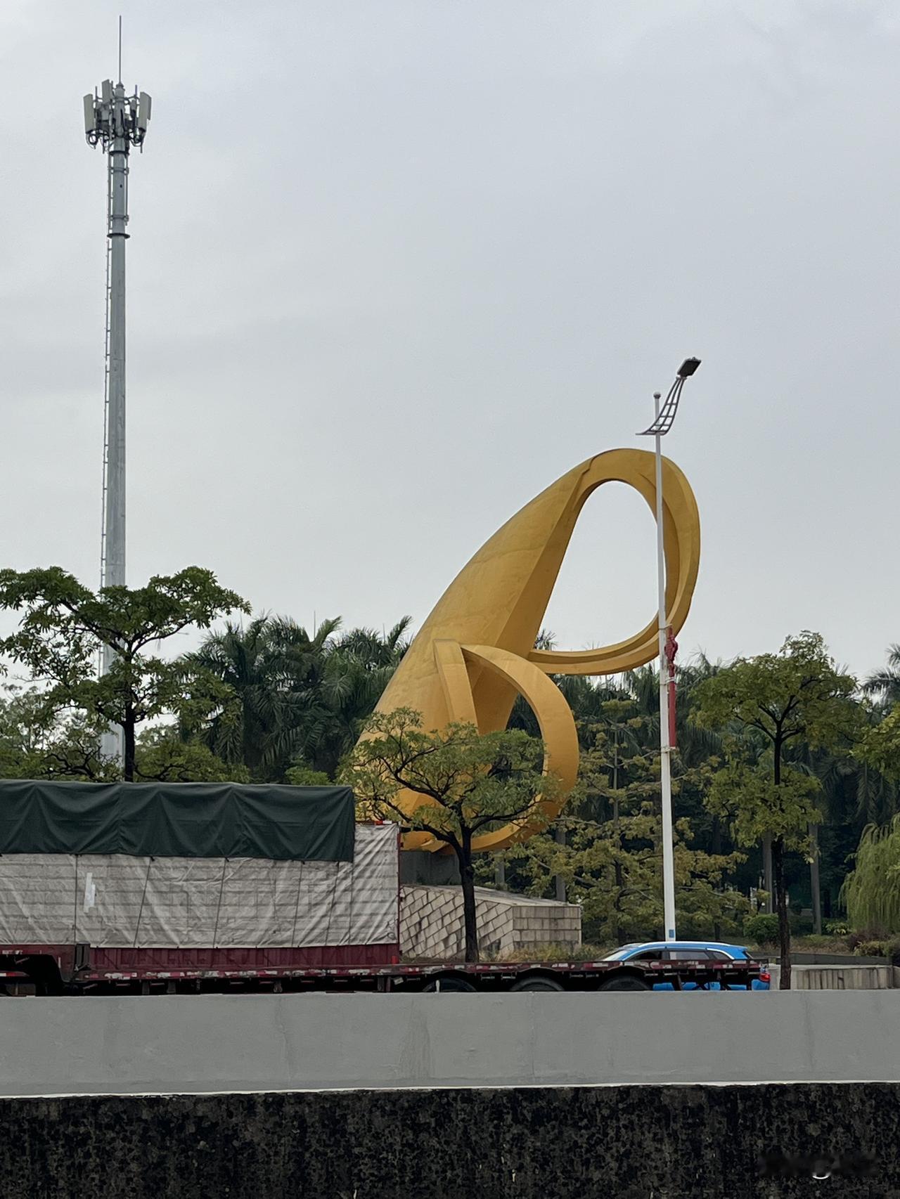 东莞的朋友，
知道这是哪里吗
这个雕塑是什么意思啊？
像一个字母B
又像一艘帆船