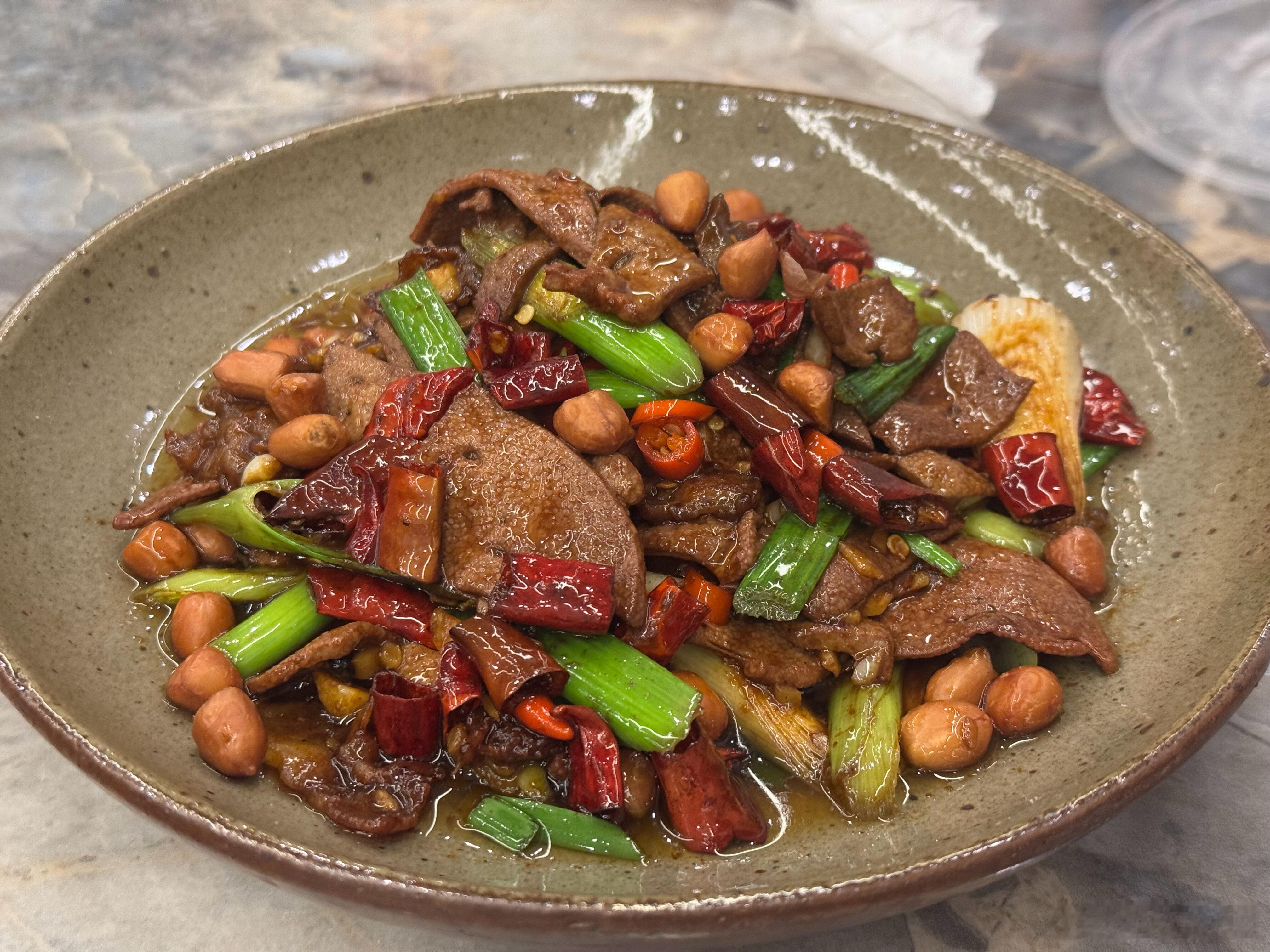 今日午餐小妹不能吃辣的几乎没怎么动但是A钱还出一份力我太感动了以后多多一起吃饭呀