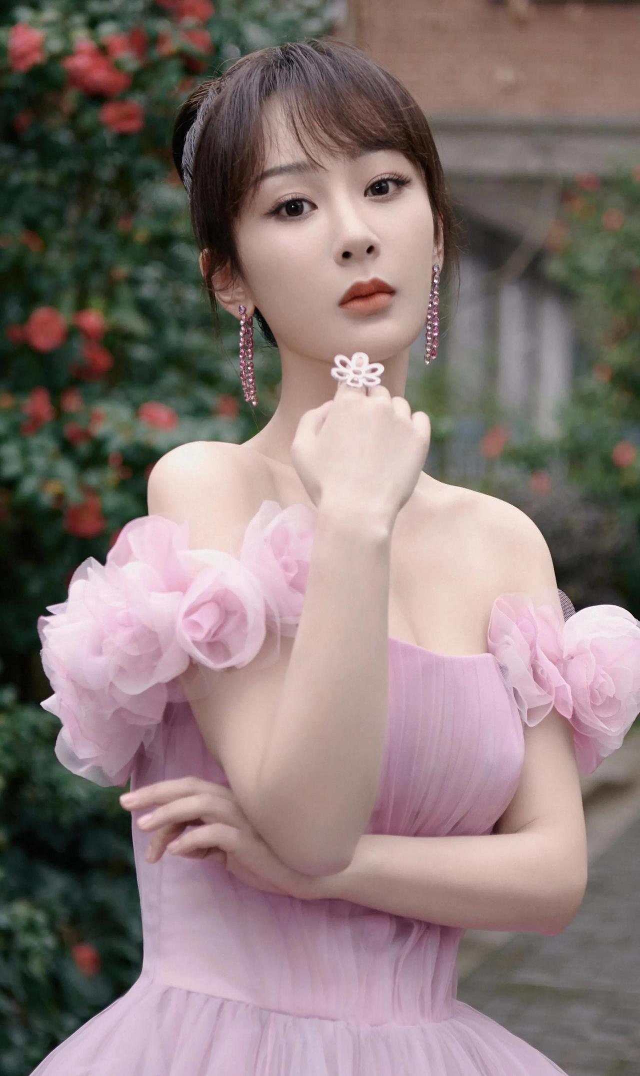 杨紫，1991年出生于中国北京，是一位知名的演员和歌手。她因在电视剧《家有儿女》
