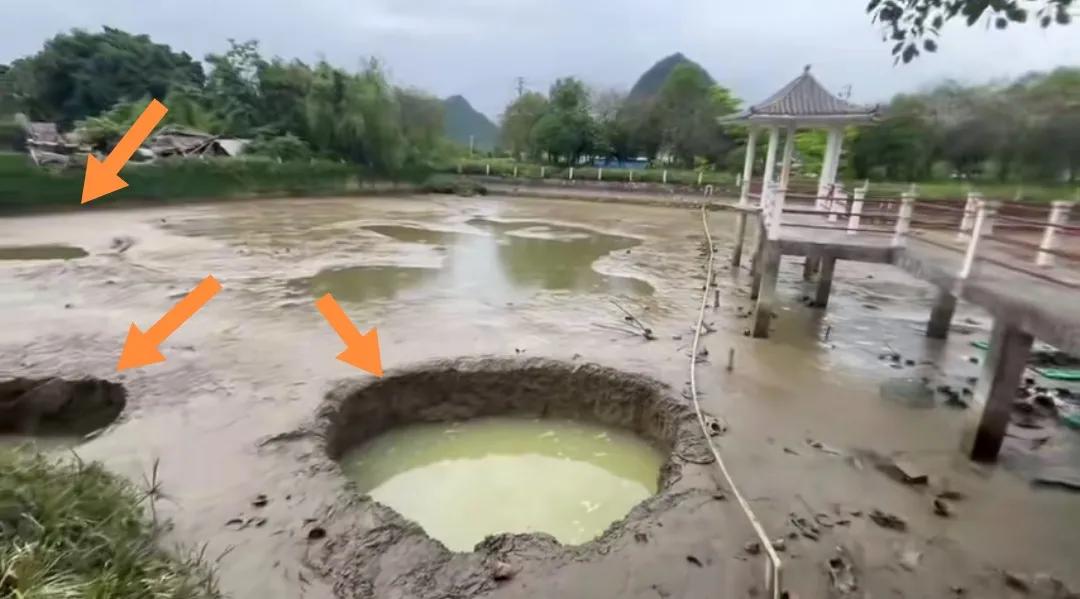 地震后的大鱼塘突现三个大坑水几乎消失完。