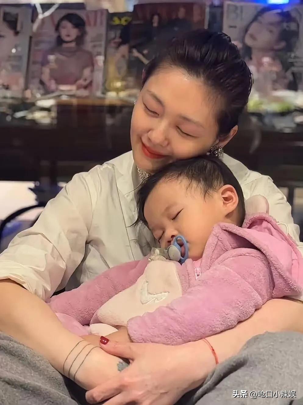 大S这张照片，真的好温柔！她真的在好好爱孩子！ ​​​

这张照片是大S的近照，