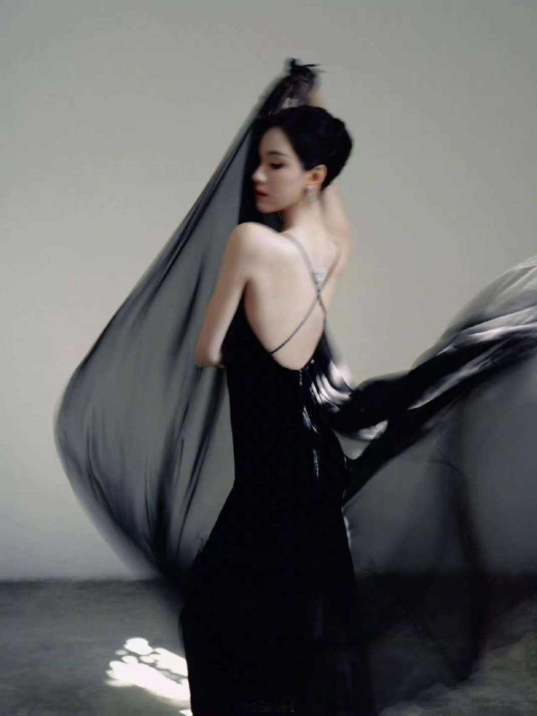 陈都灵金鸡奖黑裙造型🈶 