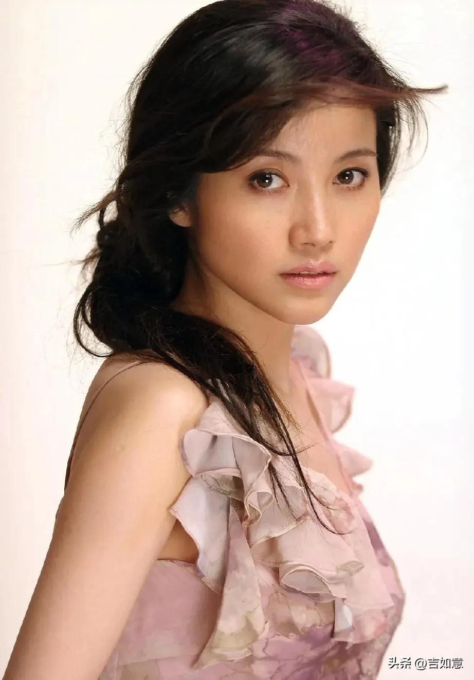 好喜欢颜丙燕，演技细腻动人，低调又有风骨，堪称娱乐圈的一股清流。愿她生活平安喜乐