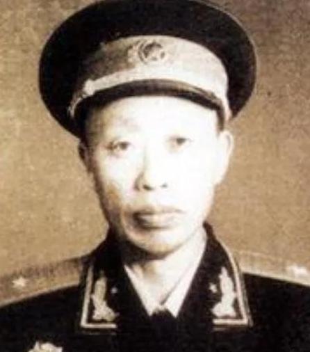 1935年7月，红四方面军调拔三个主力团补充长征中减员严重的中央红军，三个团分别