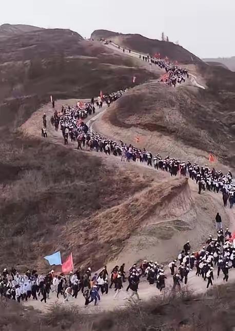 不像话！居然有人对宁夏固原市3000师生徒步百里（108里，用时16小时左右）祭