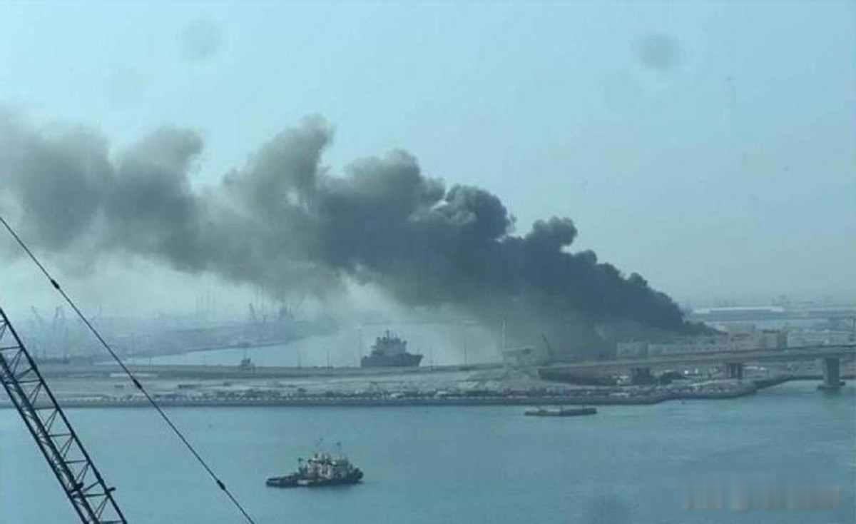 港口被炸，油轮停摆，世界在等一个解释

2026年5月7日晚上，美军突然袭击了伊
