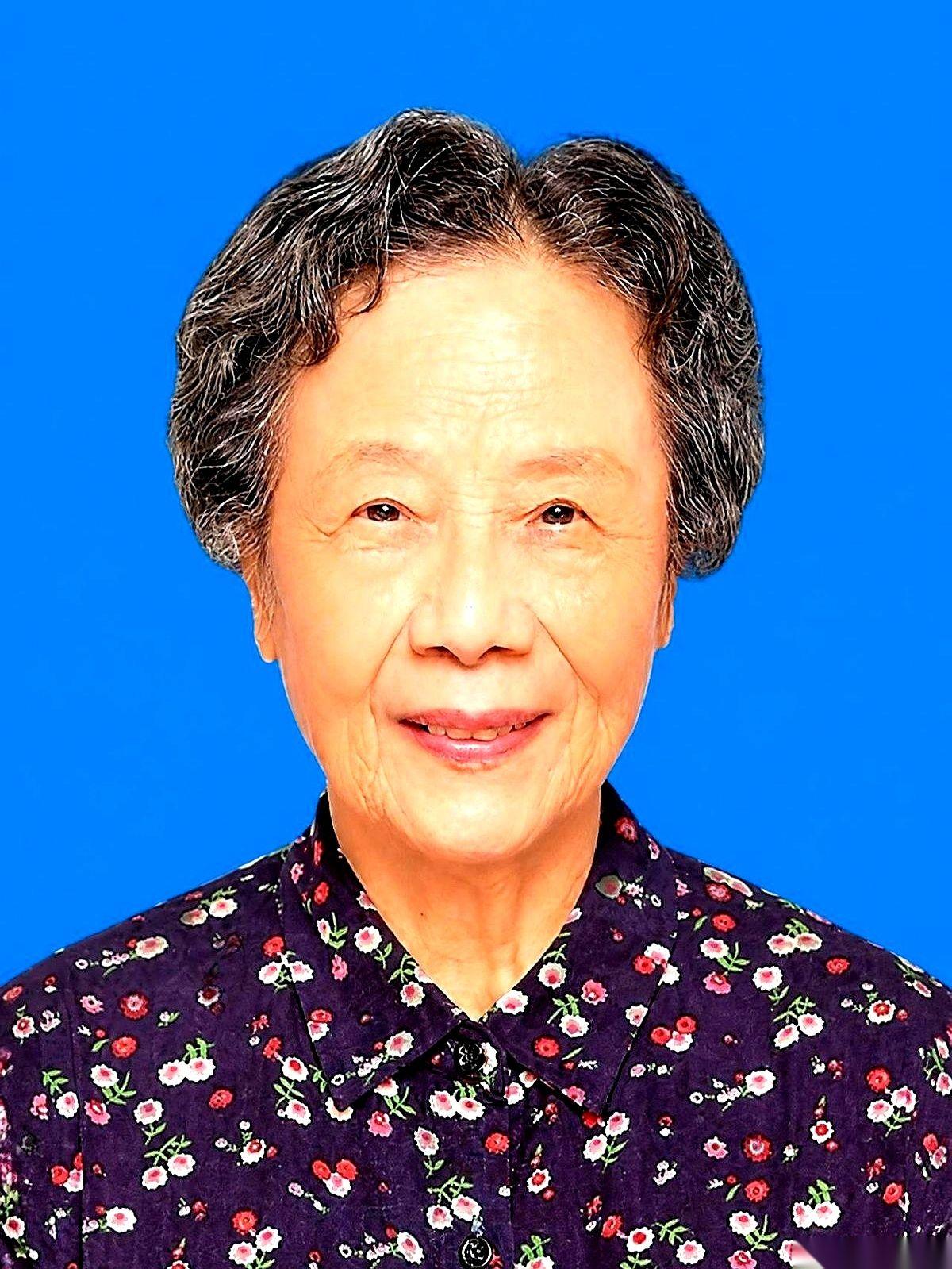 86岁，拿到市政府特批的“通关文牒”——特许她不退休。
你敢信？
我天天在工位上