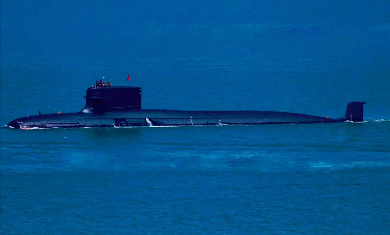 海上大黑鱼秀一波，线条流畅，高颜值……
#武器美学# 
#唯美军事图片#