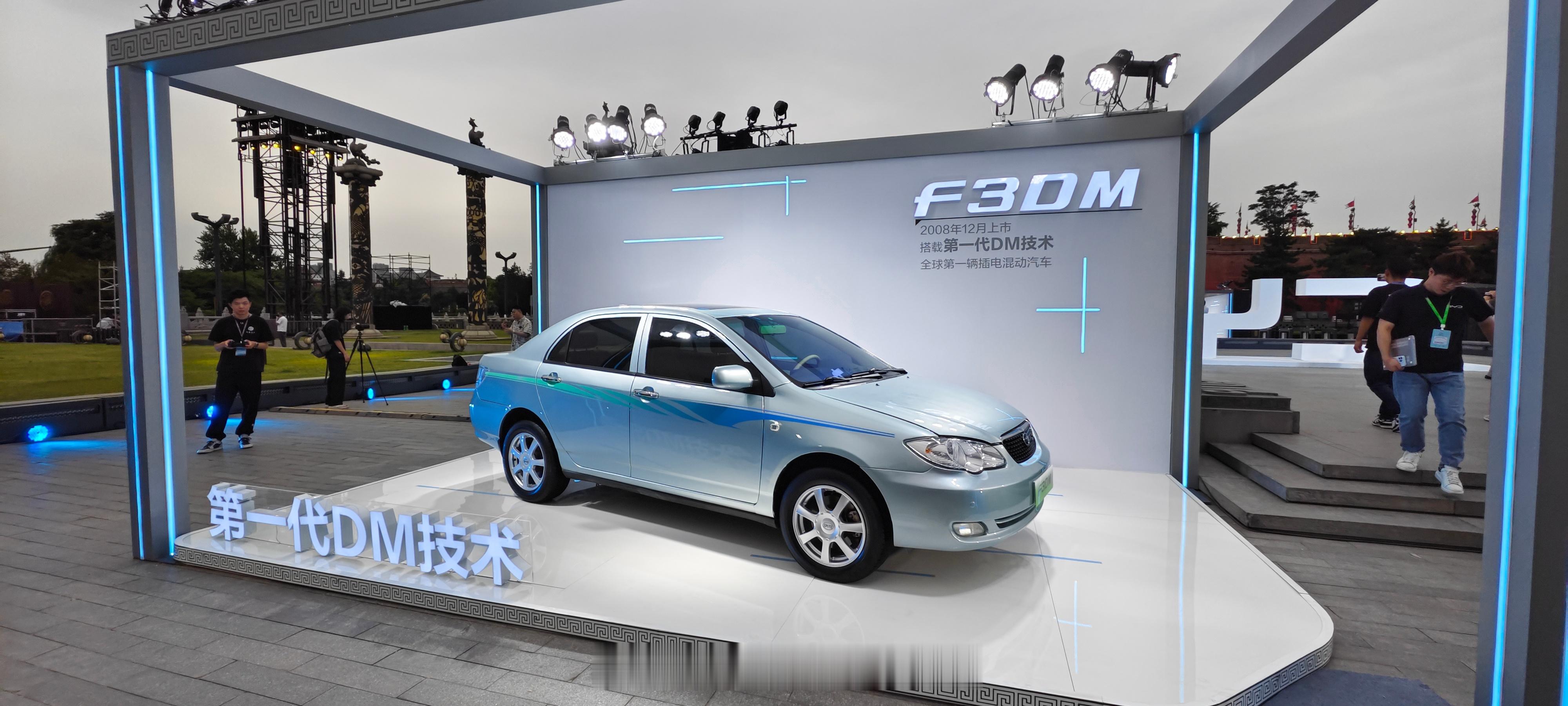 之前每次看国外品牌新品发布的时候，展区外会放历代的产品，介绍自己技术的延革路线，