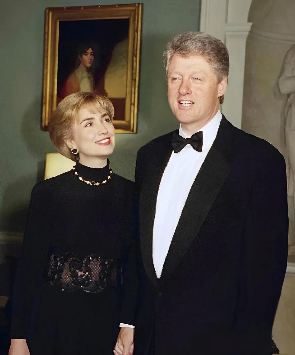 克林顿一生都绕不开的两个女人，一个陪他一生，一个露水情缘。
不得不说，克林顿是个