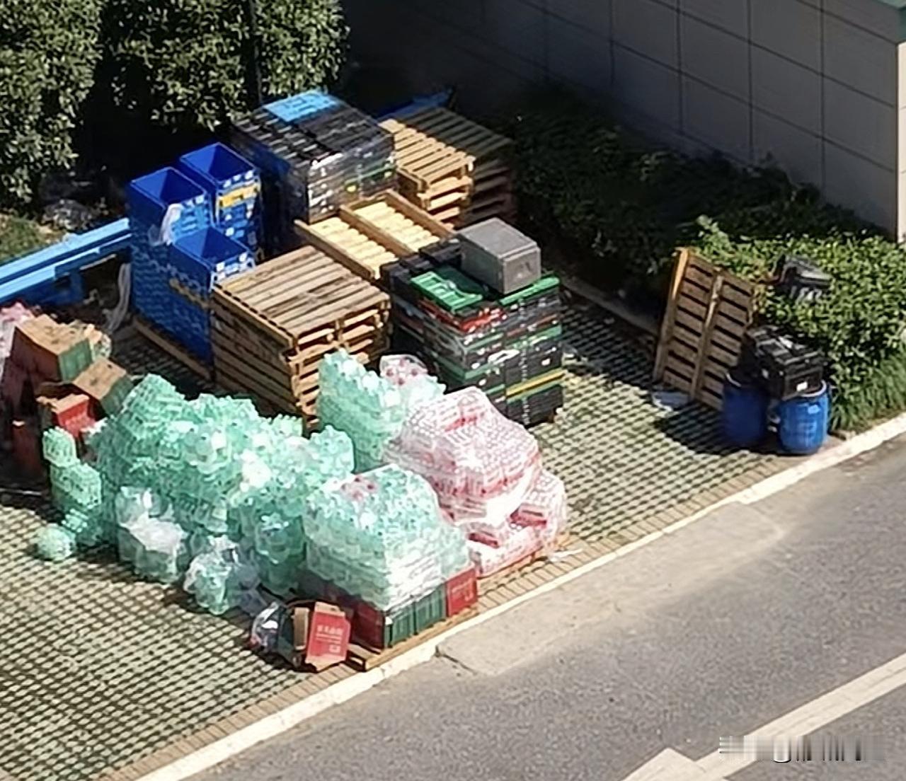 小区楼下一家商超，门口堆了很水，暴露在太阳下晒着，10天都不止。
平时经常能在路
