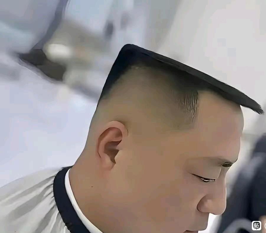 大家来评评理，顾客要我给他剪个平头，剪完他却怒气冲天！说我给他剪成了平板头。
