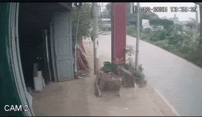 越南人真是血性十足，男子摩托车被交警查了，车被交警推走，突然正面一辆大货车驶来，