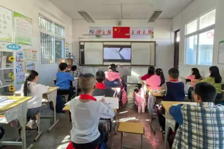 娃在教室写作业，我在门外吃冷饭，四年级陪读快撑不住了
 
冷风裹着冷饭的凉，耳边